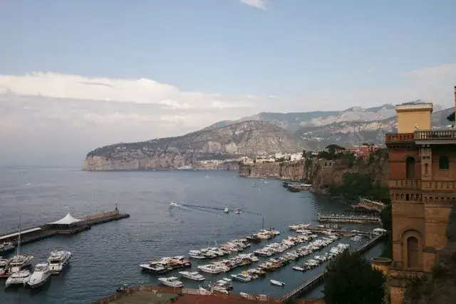 Vue sur le port et la côte de Sorrente